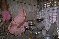 家で炊事をする地方村落の女性（写真提供：其田益成/JICA）