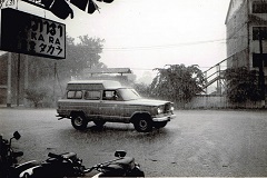 王政だった1970年頃のビエンチャンの街中。左上に日本語の店名の看板がある（写真提供＝桑原さん）