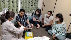 シェアでは女性普及員の育成も行う。日本在住外国人の妊婦さんの家で説明を行うネパール人女性普及員