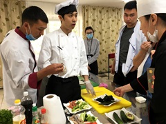 職業訓練校で料理実習を行う内山さん