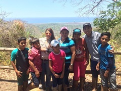 自然教室に来た子どもたちと藤本さん。首都から離れたニカラグア国境近くの地域で日本人は珍しく、覚えてもらいやすかった