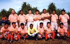 ミクロネシア派遣時代、現地の人たちと行ったサッカーの試合で。公私を問わず人々との交流を楽しんだ