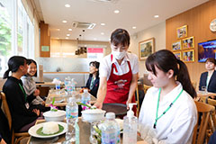 アジア太平洋障害者センター（APCD）で職業訓練中のスタッフによる配膳