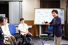 国際協力について参加者と語り合う一コマ