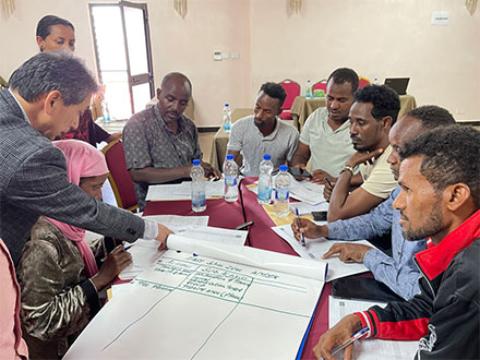 Mr. Kanazawa, Chief Advisor of the project, supervising the discussions during the group work session.