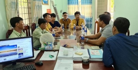 キエンザン省リンフエン郡ホンダット村人民委員会での打ち合わせの画像