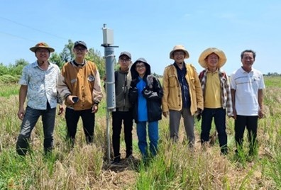 右から一人目：キエンザン省リンフエン郡ホンダット村農協リーダー、二人目：社会実装モデルNo. 1リーダーのニアさん、三人目：社会実装モデルとNo. 11リーダーのタイさん。左端は井芹専門家の画像