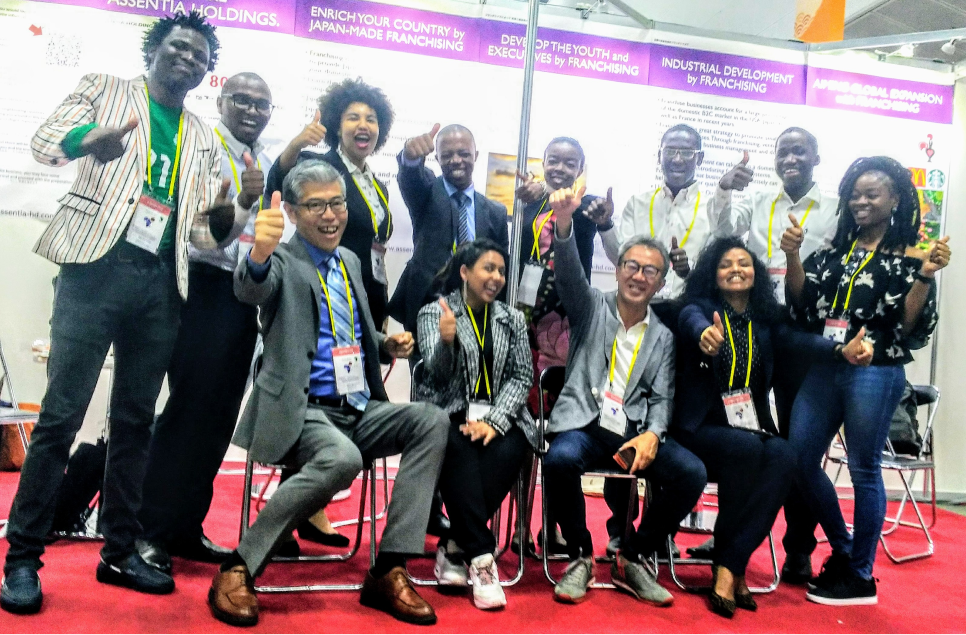 2019年に横浜で開催されたTICAD7 (第7回アフリカ開発会議) では、ABEイニ生のインターンと共に、アフリカでのフライチャイズ・ビジネスの可能性を紹介した。前列左端が松本氏