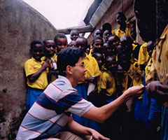 ケニア村落部の小学校訪問（NGOスタッフ）