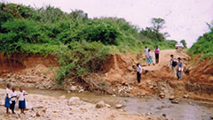 ケニア村落部での調査中、車両通行不能区間に直面（NGOスタッフ）