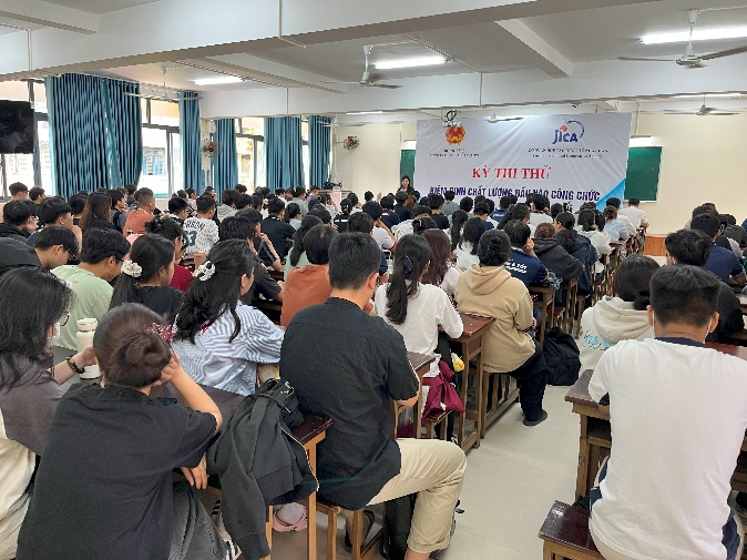実施概要の説明を受ける参加者