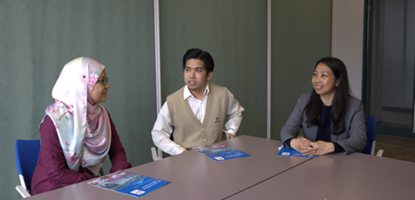 ASEANと日本の関係について話し合うヌライニさん（左）、ルイさん（中央）、タイネイさん（右）。