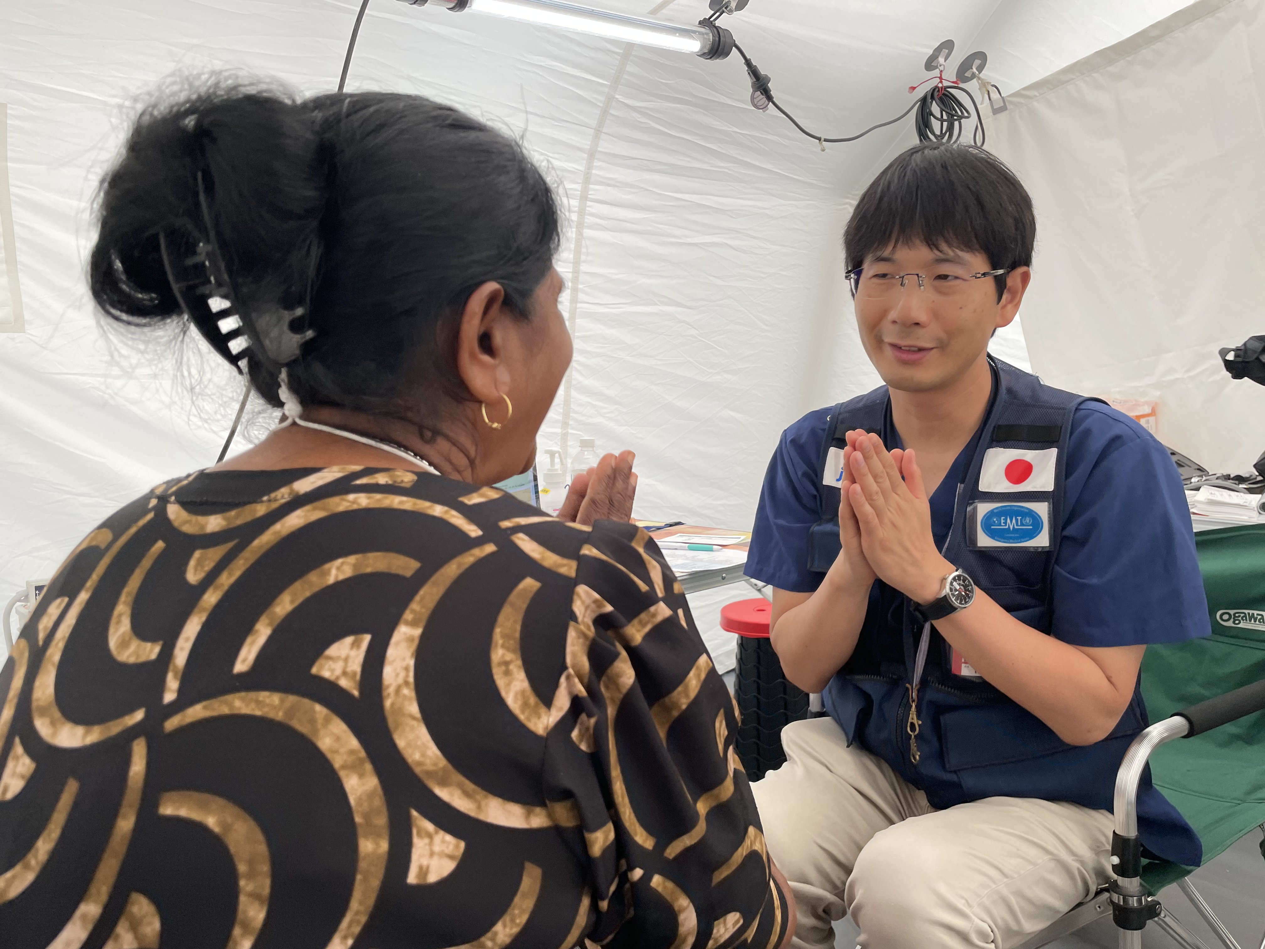患者さんと感謝を表しあう医師