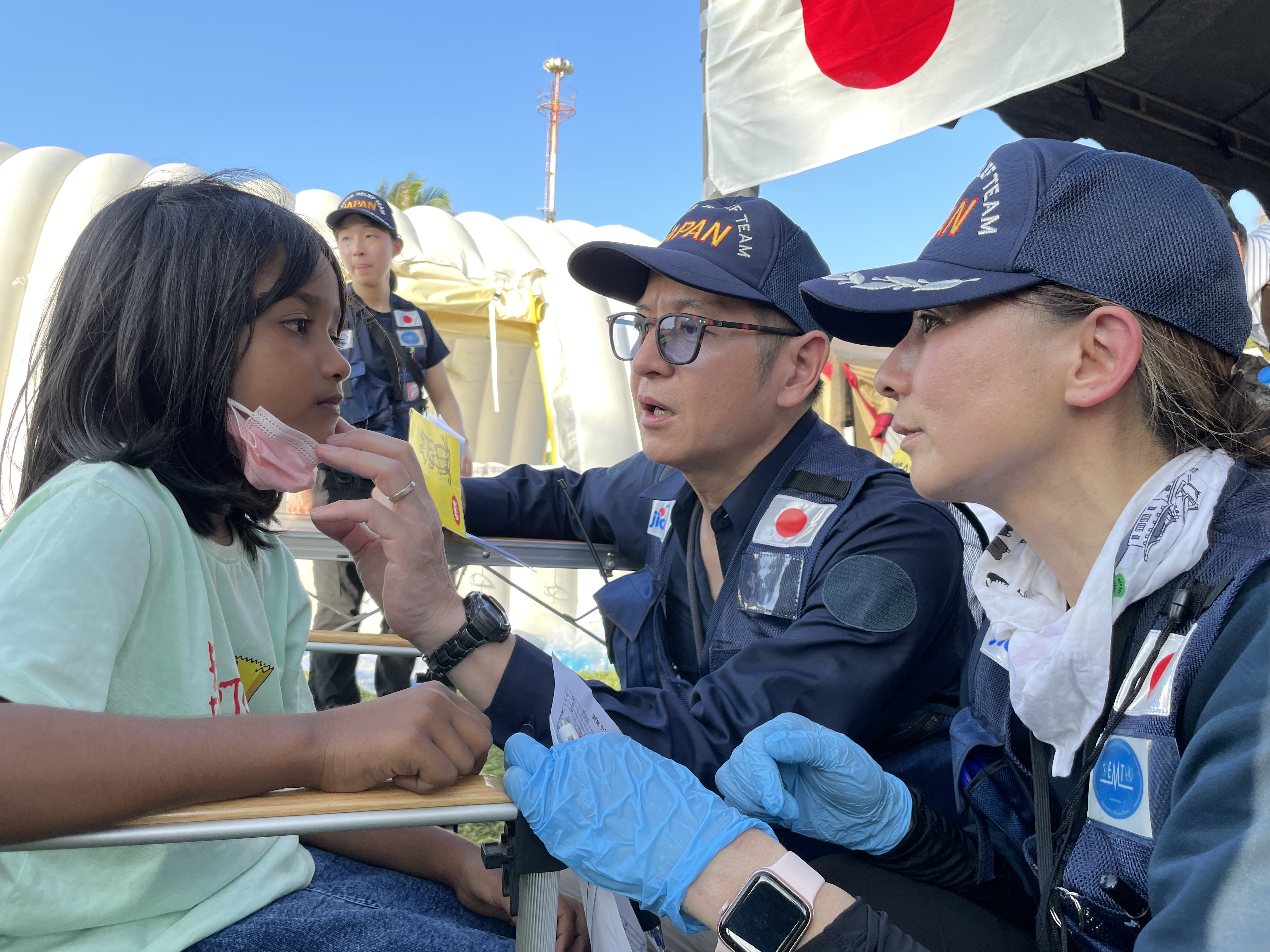 テント設営の傍ら、青空診療も実施