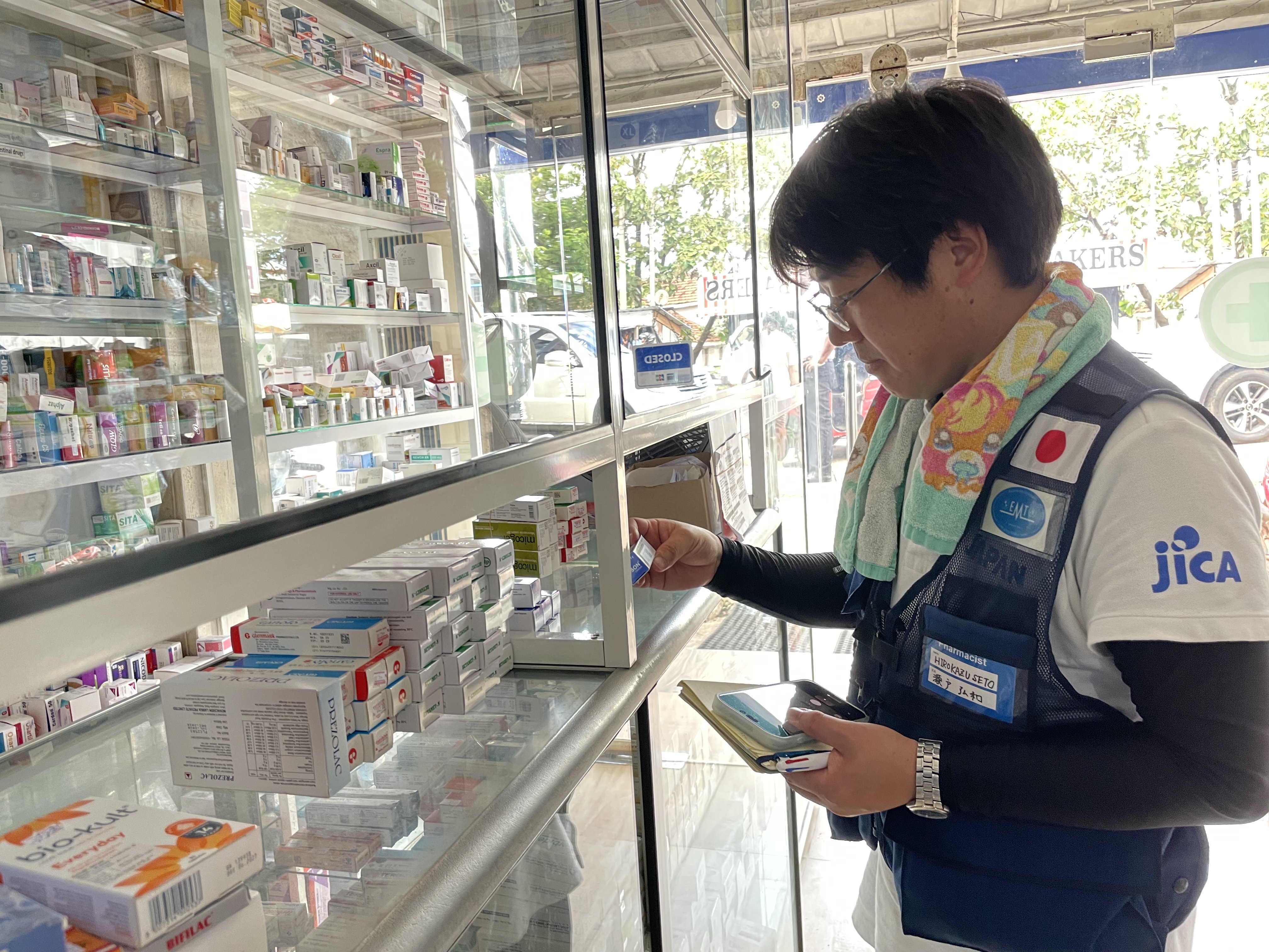現地の医薬品を確認する薬剤師