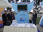展示に関わったJICAスタッフと今回の展示をサポートして頂いたベトナム農業農村開発省（MARD）堤防管理・防災局（VDDMA）の方と一緒に。 