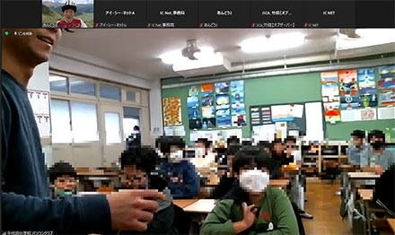 安藤さんは民族衣装で講義をしてくれました