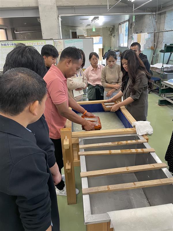 青年地域産業コース_紙すき体験