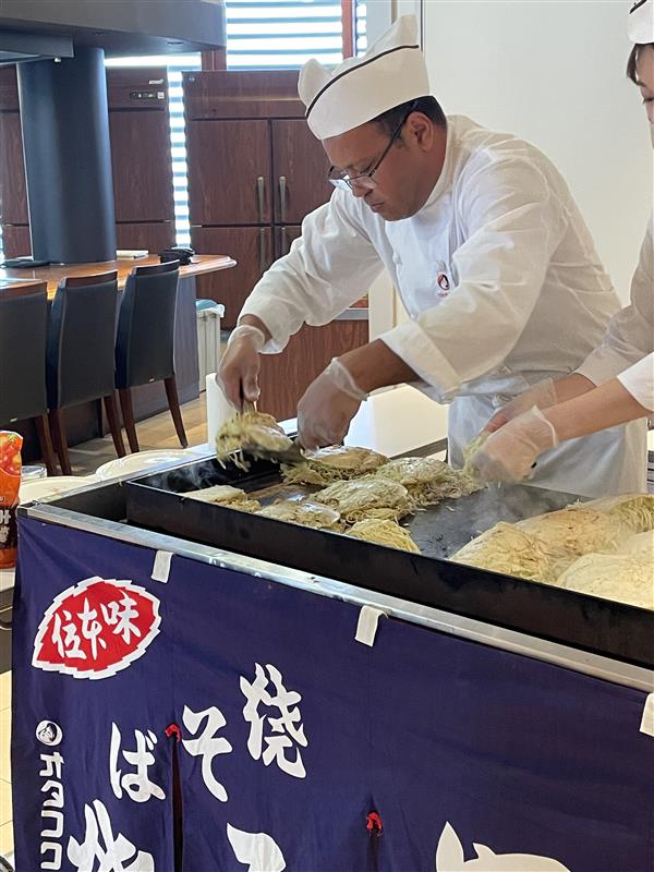 日系研修お好み焼きコース_成果発表会でお好み焼きを調理する研修員