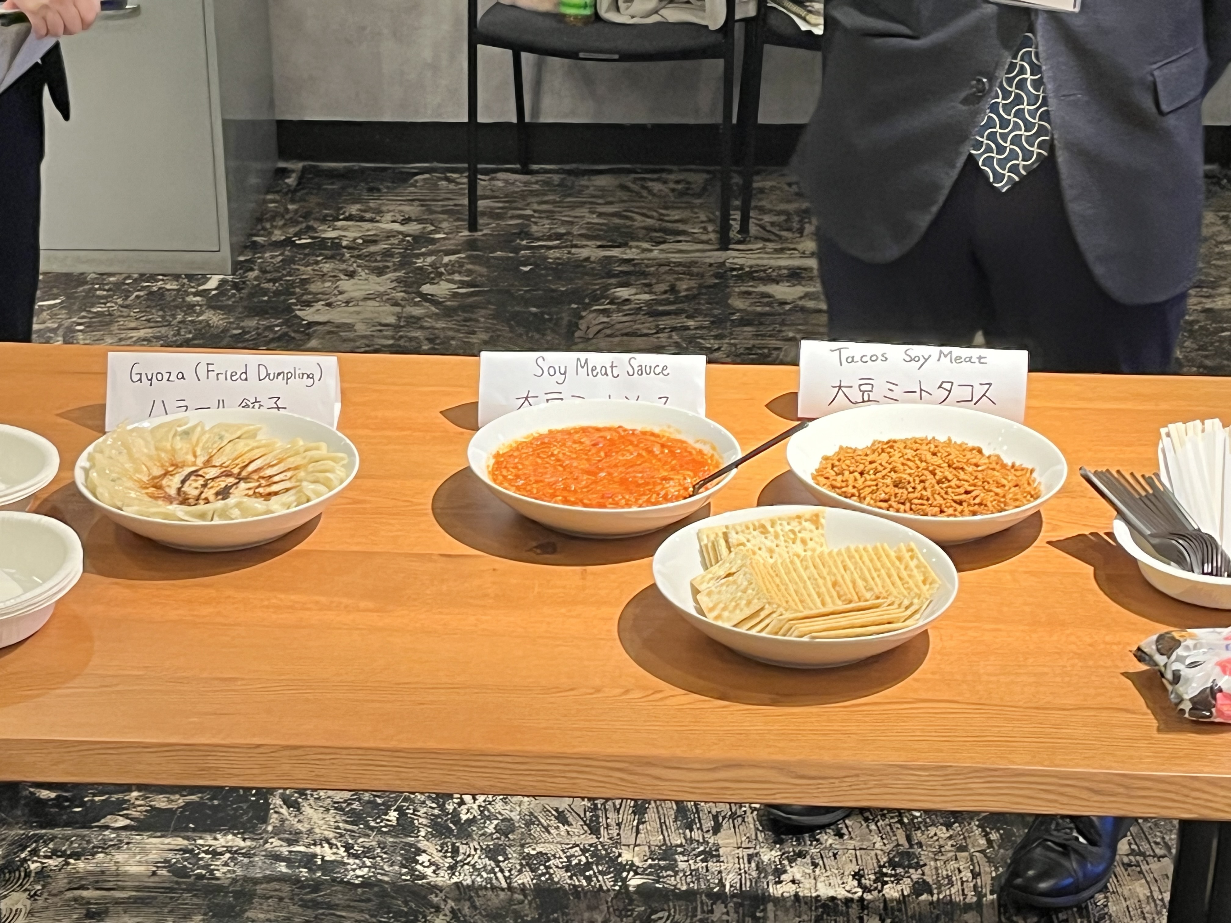 交流会で提供された大豆ミートを使用したミートソース、タコスミート、ハラル餃子