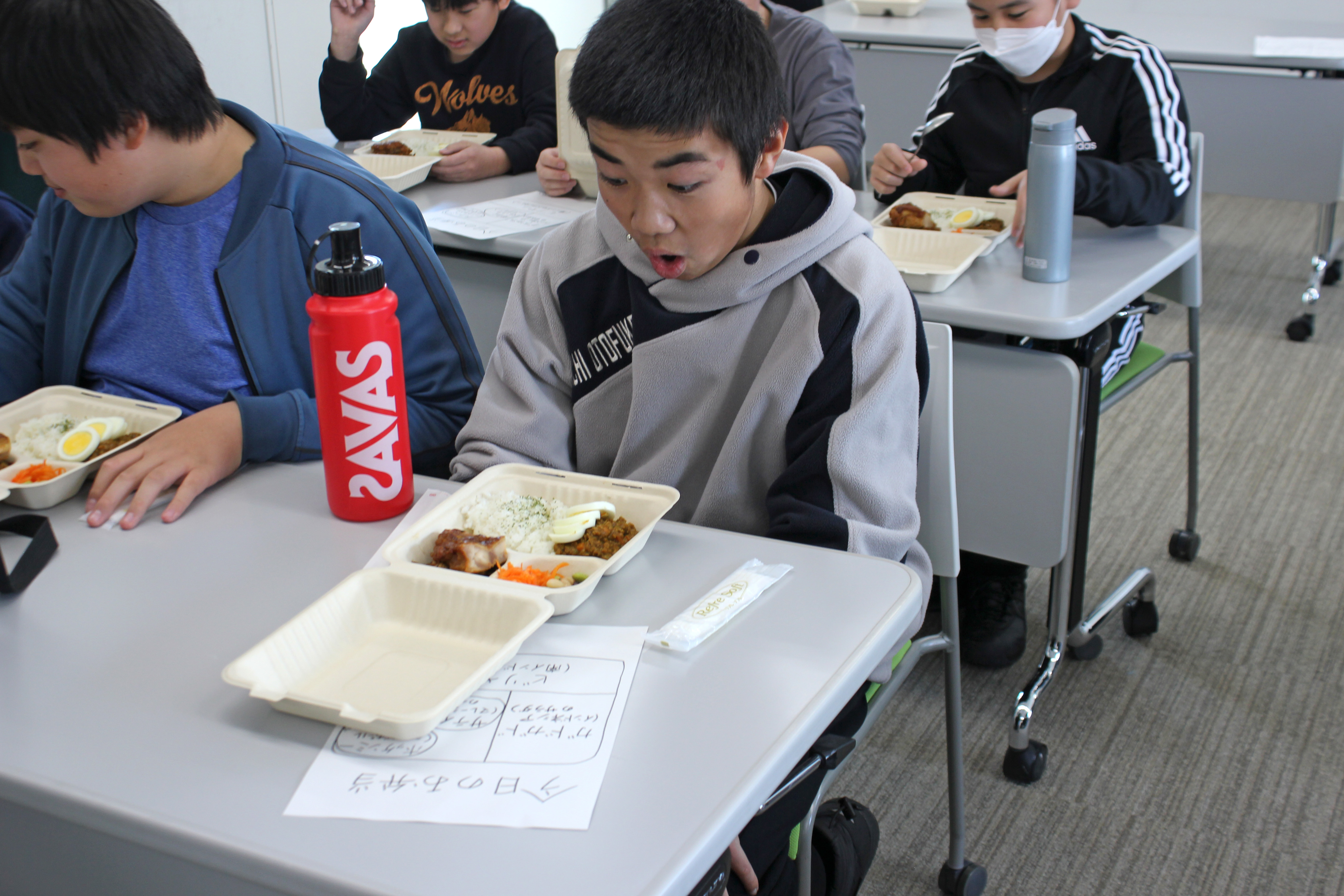 4カ国の料理のお弁当を楽しみました