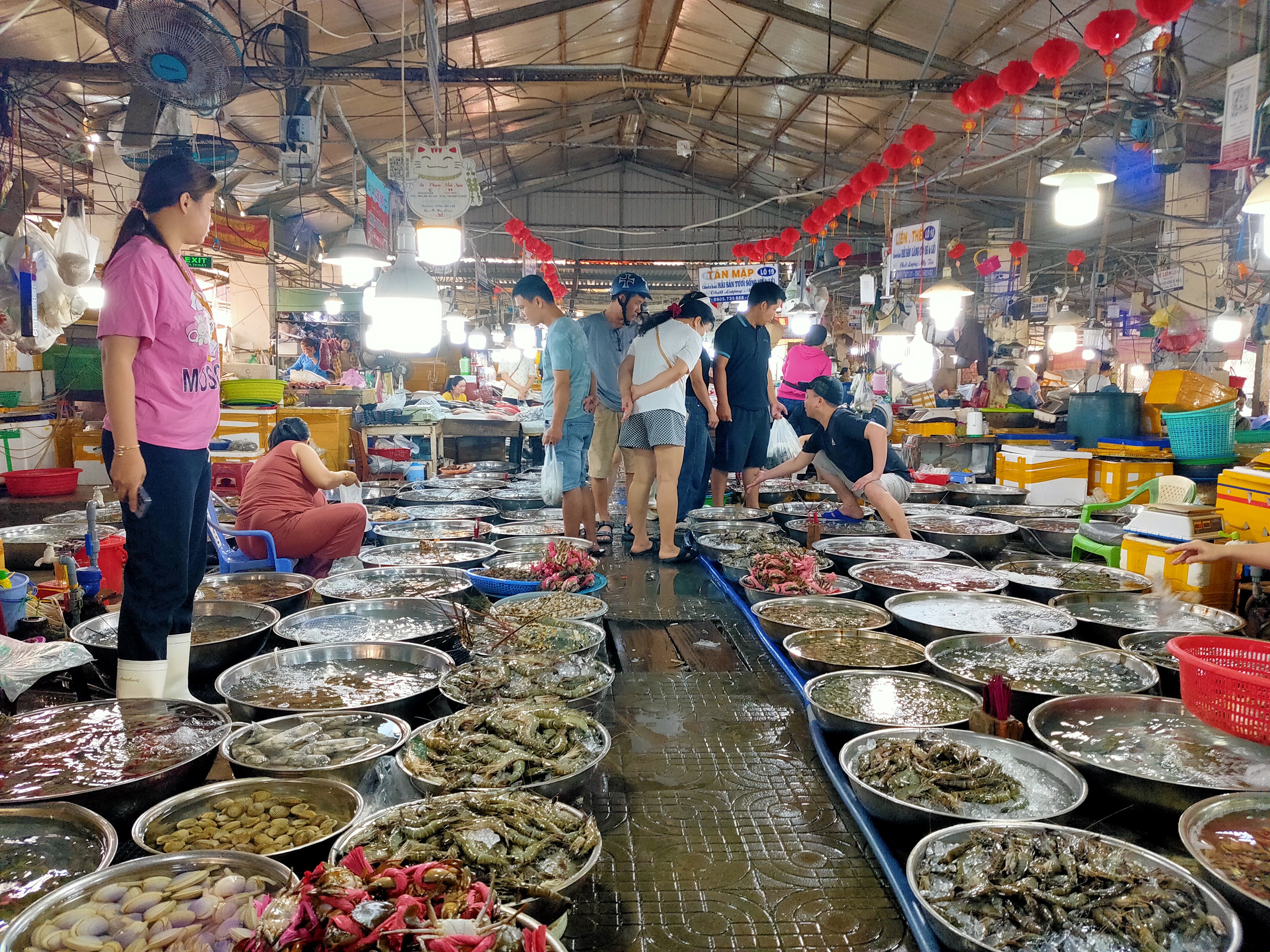 一般的な魚介物の売り場（タンケー水産市場）