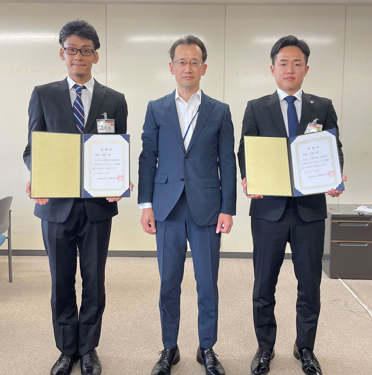 左から狐野さん、未来創生文化部 佐藤部長、喜藤さん