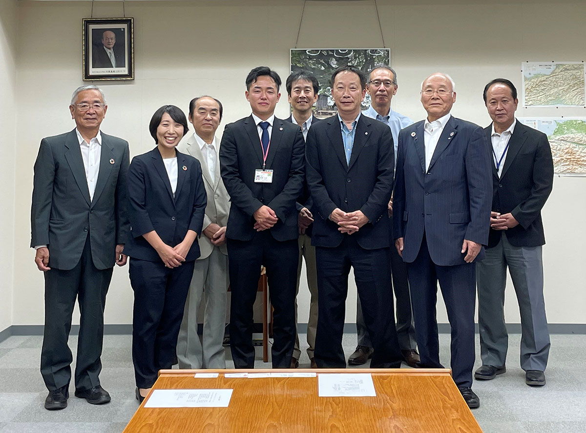 前列左から3番目 喜藤さんとその隣、松浦町長