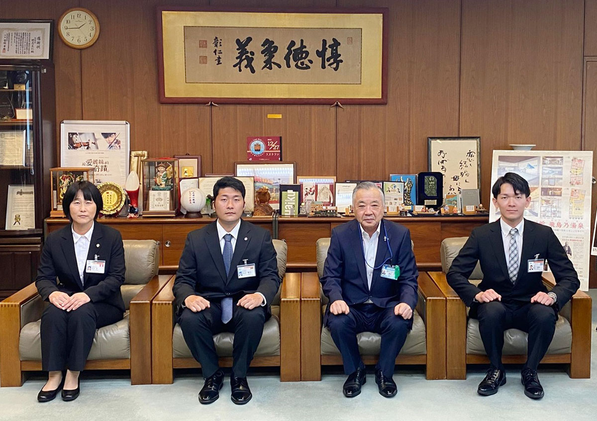 左から末光さん、丸山さん、藤田副市長、塩入さん