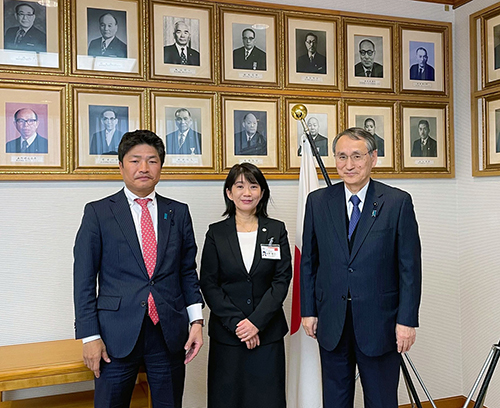 1/10 香川県議会  左から松原副議長、岩神さん、新田議長