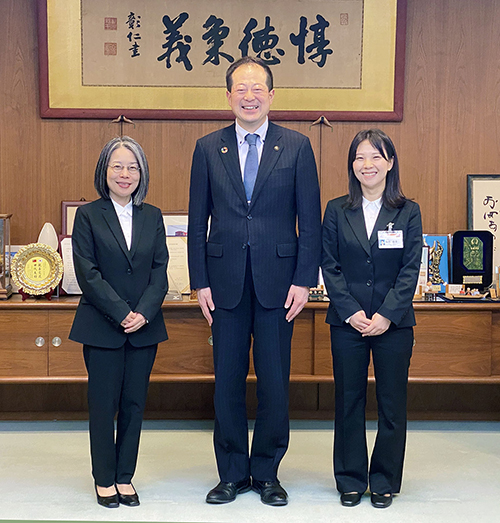 1/10 松山市  左から松尾さん、野志市長、稲田さん