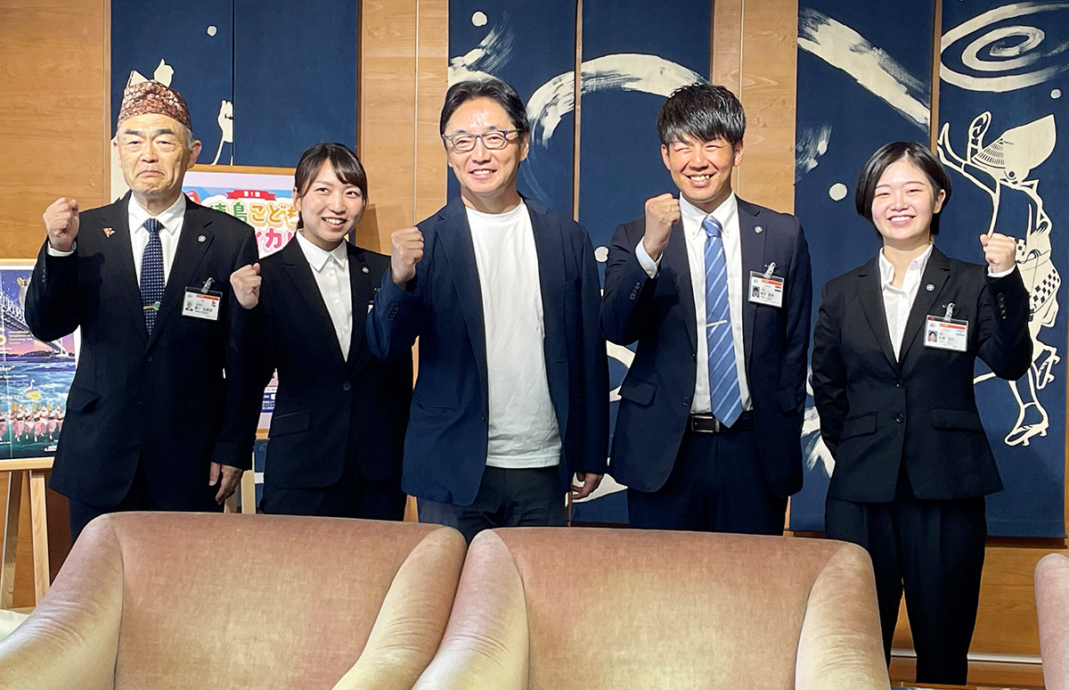 7/23徳島県庁 左から、澤口さん、多田さん、後藤田知事、篠原さん、日髙さん