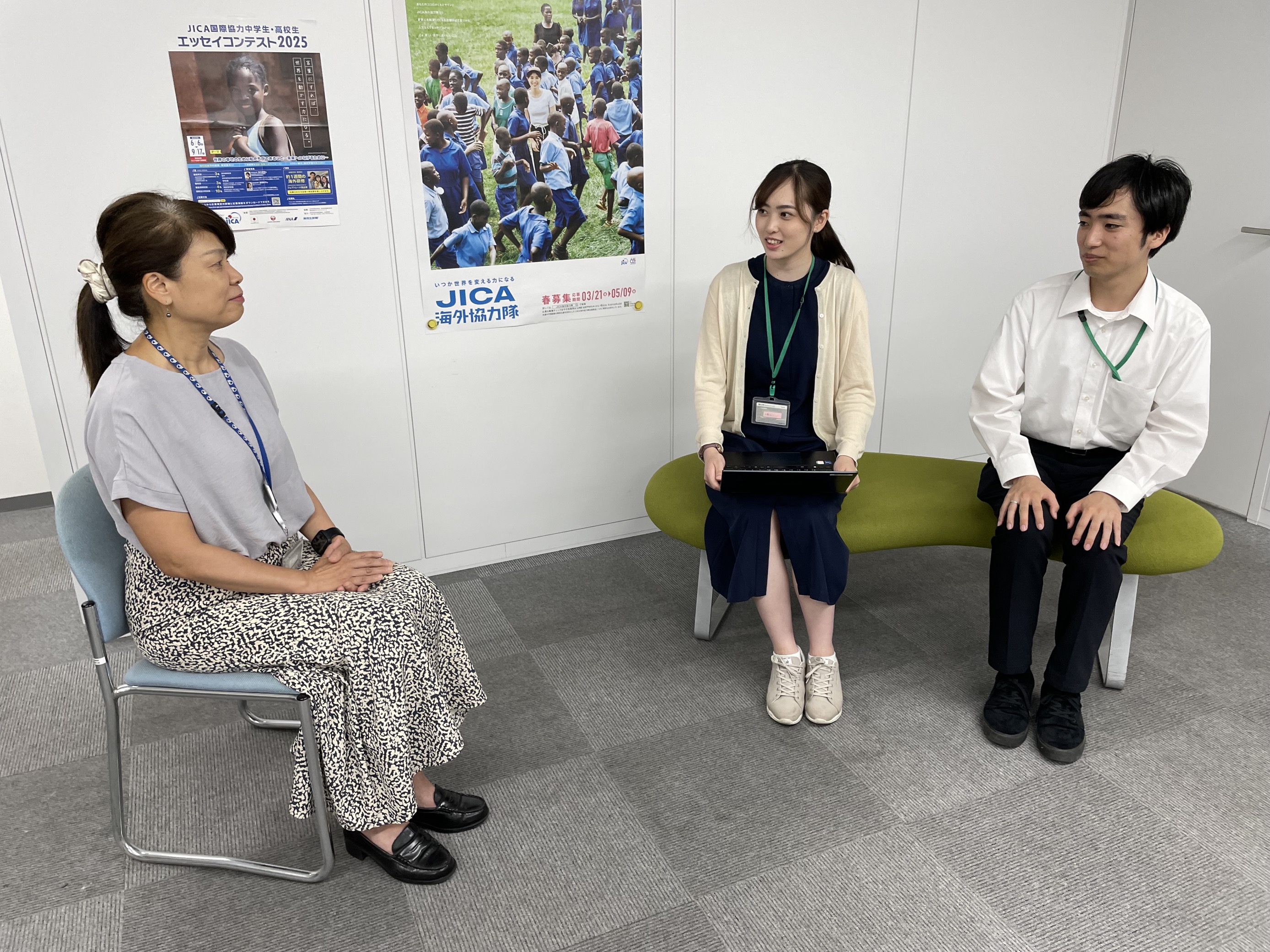 左から田村所長、大儀さん（南アジア部）、吉野さん（審査部） 