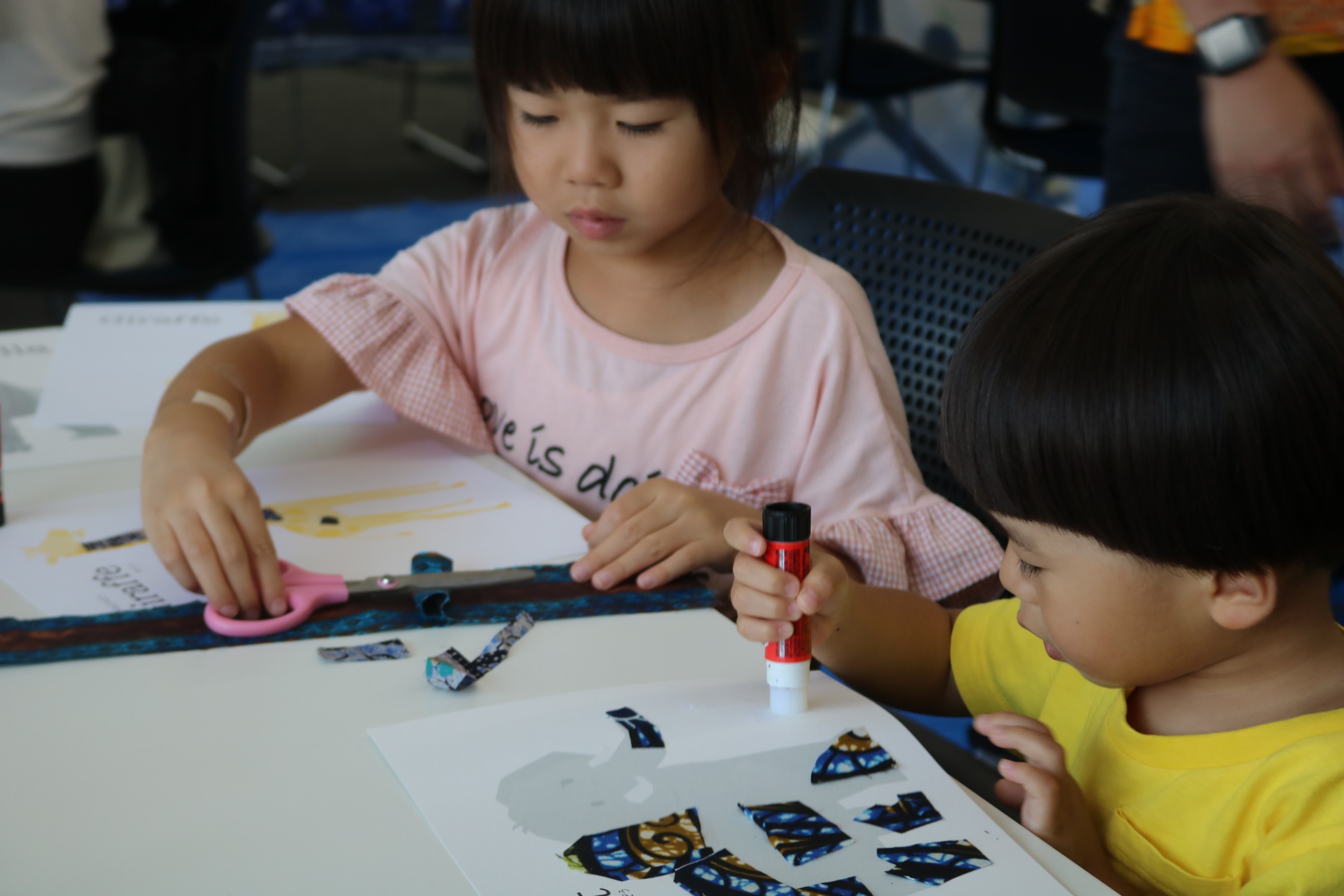 アフリカ布での作品作りに夢中になって取り組む子どもたち