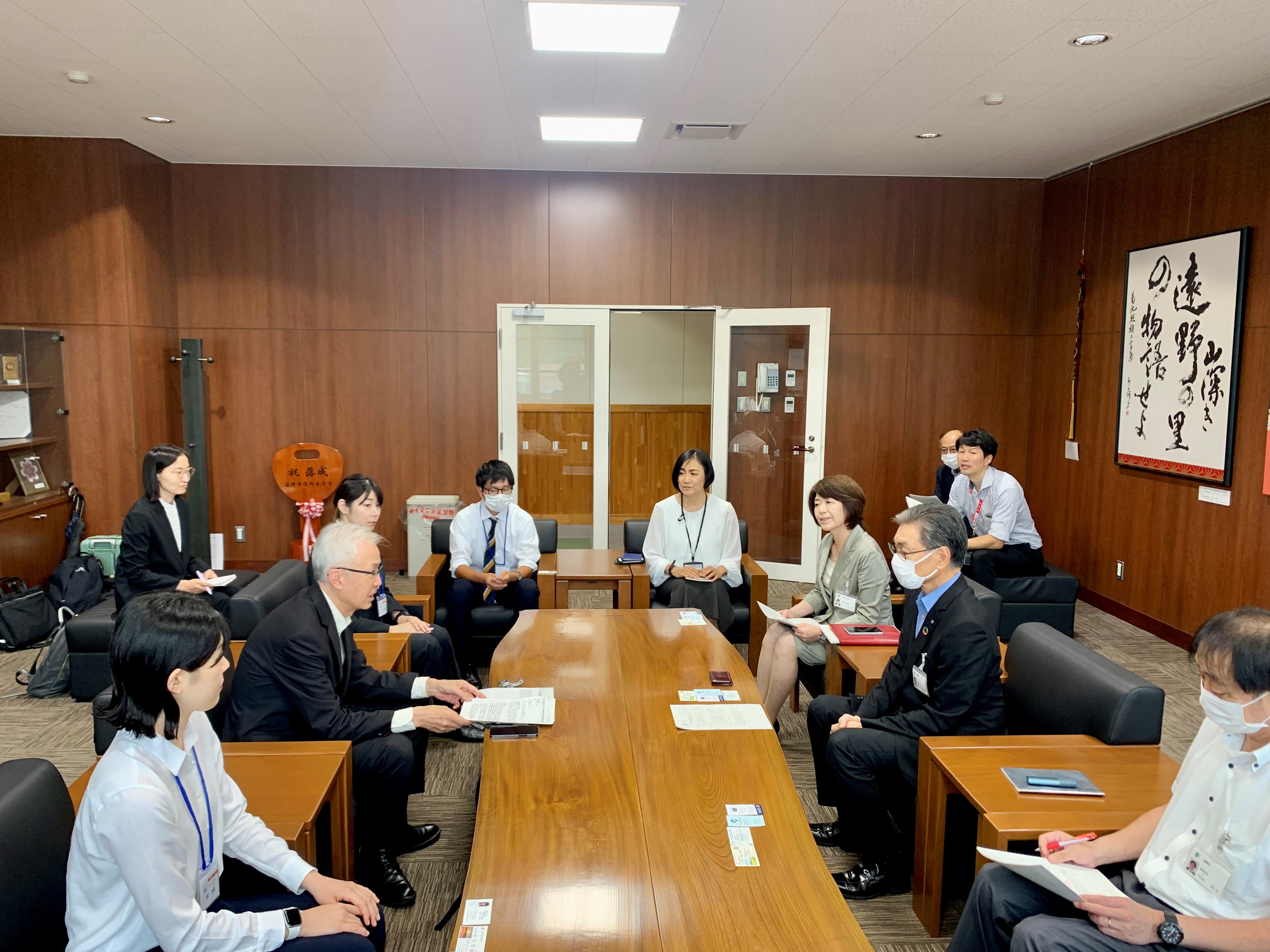 7月18日の遠野市役所表敬訪問の様子。鈴木遠野副市長（右側中央）JICA東北 小林所長（左側中央）