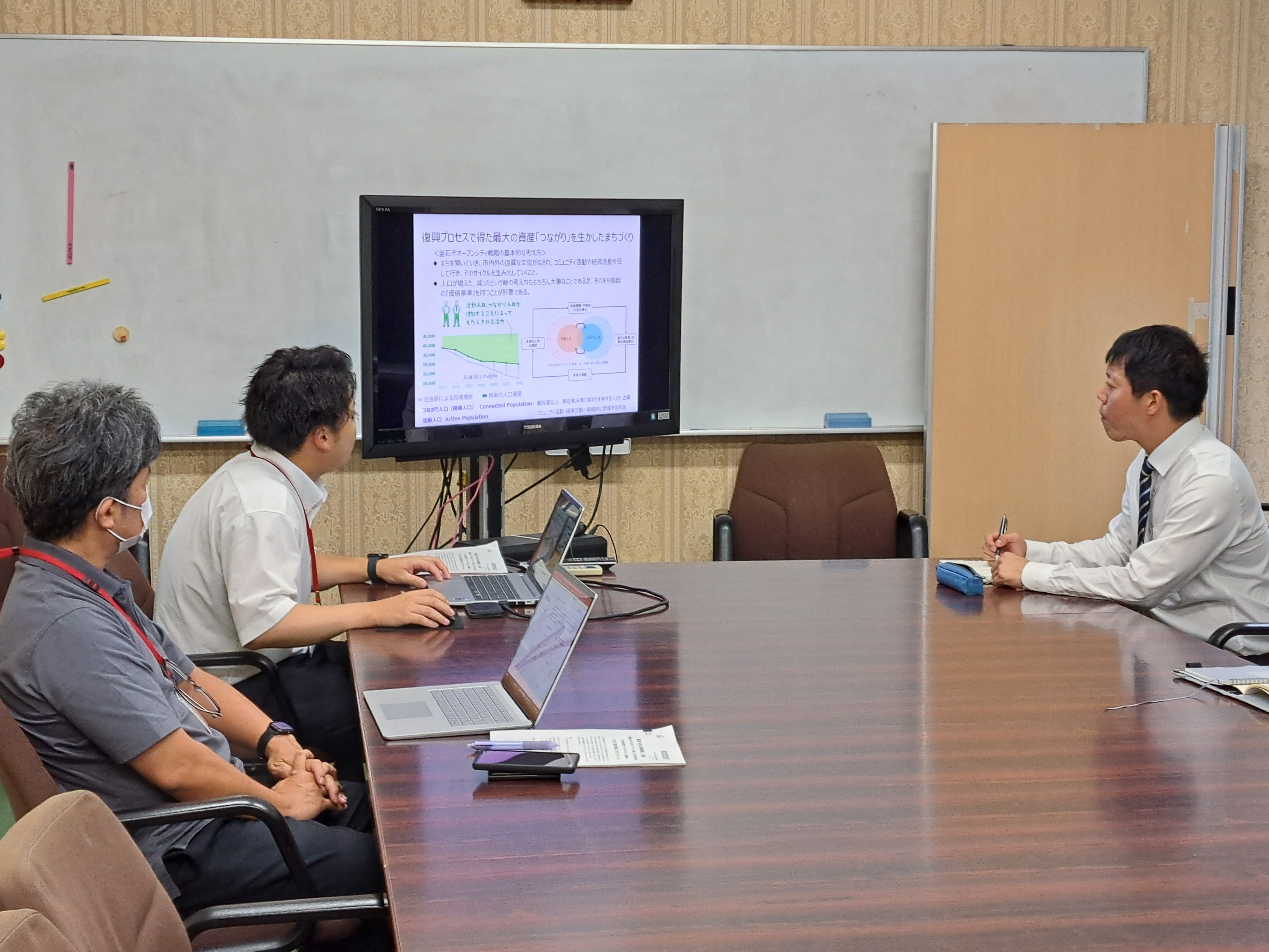 7月19日の釜石市役所オリエンテーションの様子。神山オープンシティ推進室長（左手前）、富岡さん（右奥）