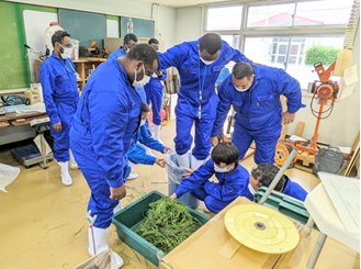 研修員は協力して様々な現地実習を行いました