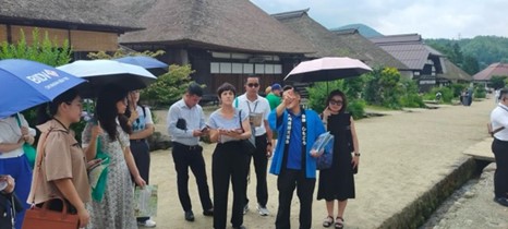 茅葺屋根の古民家が建ち並ぶ大内宿での視察 