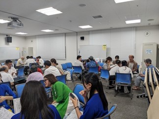 市民交流の様子（ベトナム語・英語・覚えたての日本語を使って）