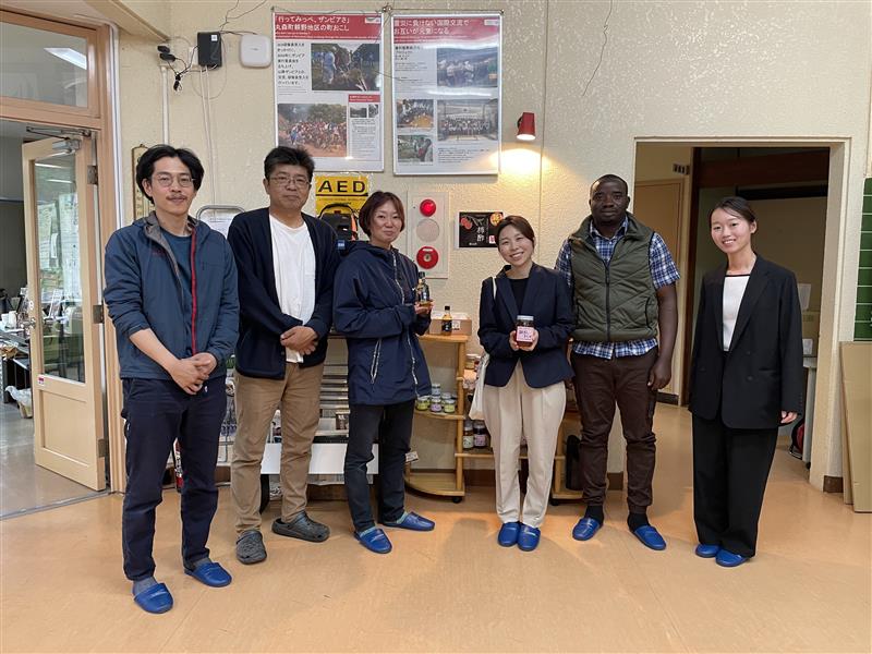 耕野振興会の皆さんとボナベンチャーさん、JICA新入職員
