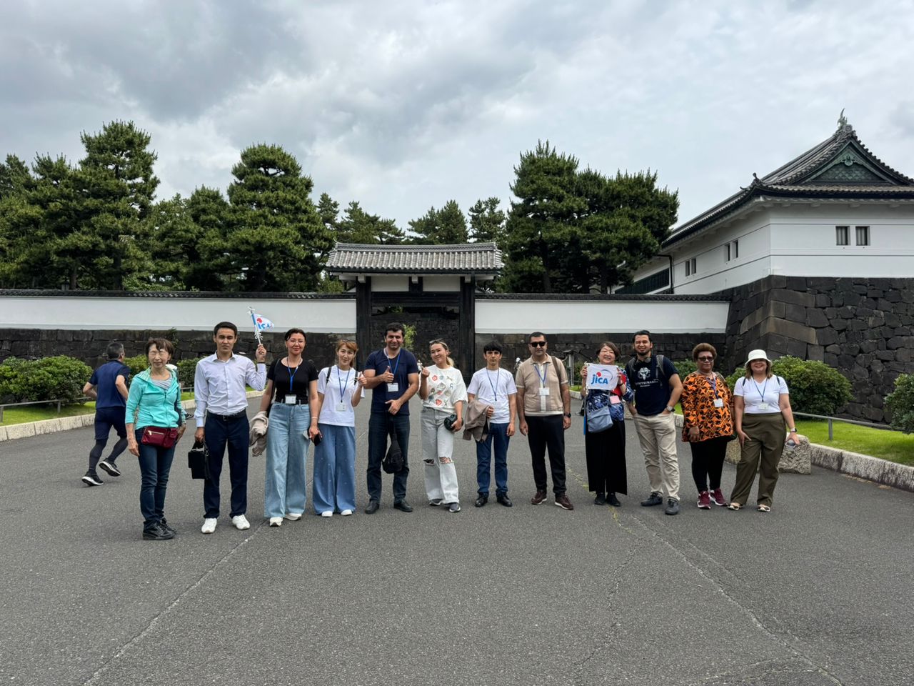 皇居前にて集合写真
