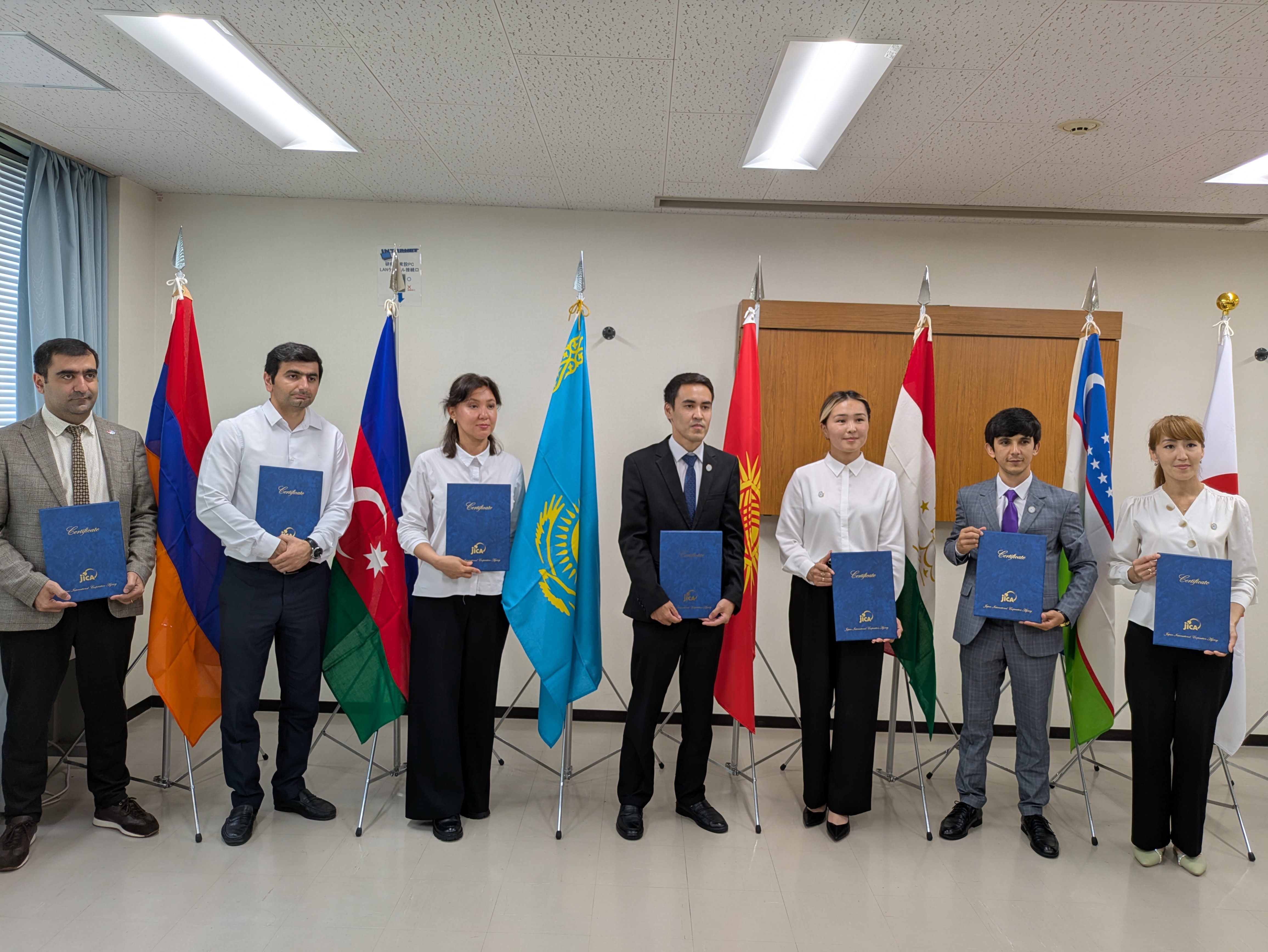 閉講式各国旗の前…それぞれの国への誇りと責任を背負って