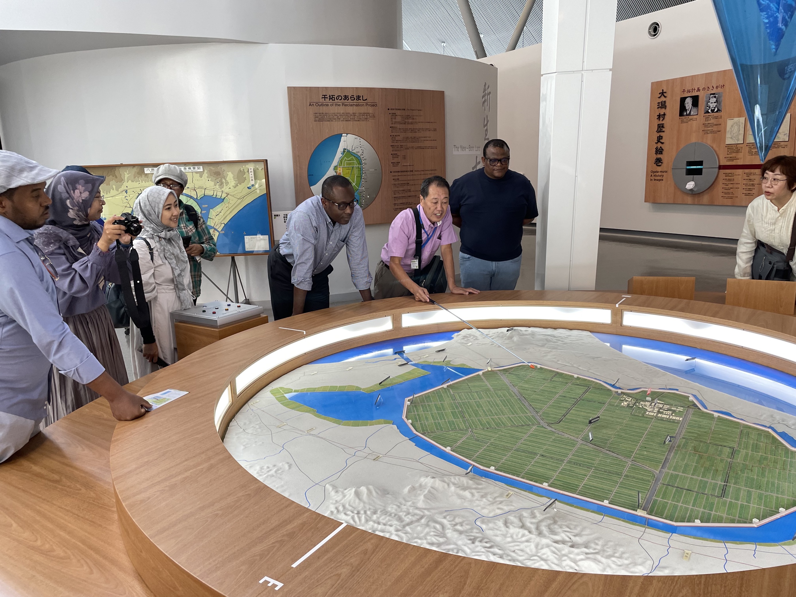 大潟村干拓博物館…維持管理するための様々な施設についても学びました