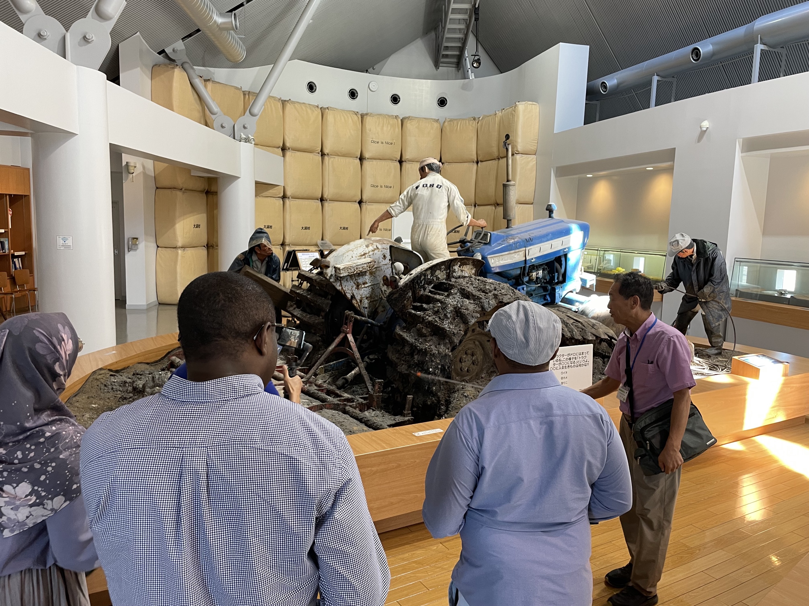 大潟村干拓博物館…展示から泥の粘度が強く、耕作に苦労した様子もわかります。