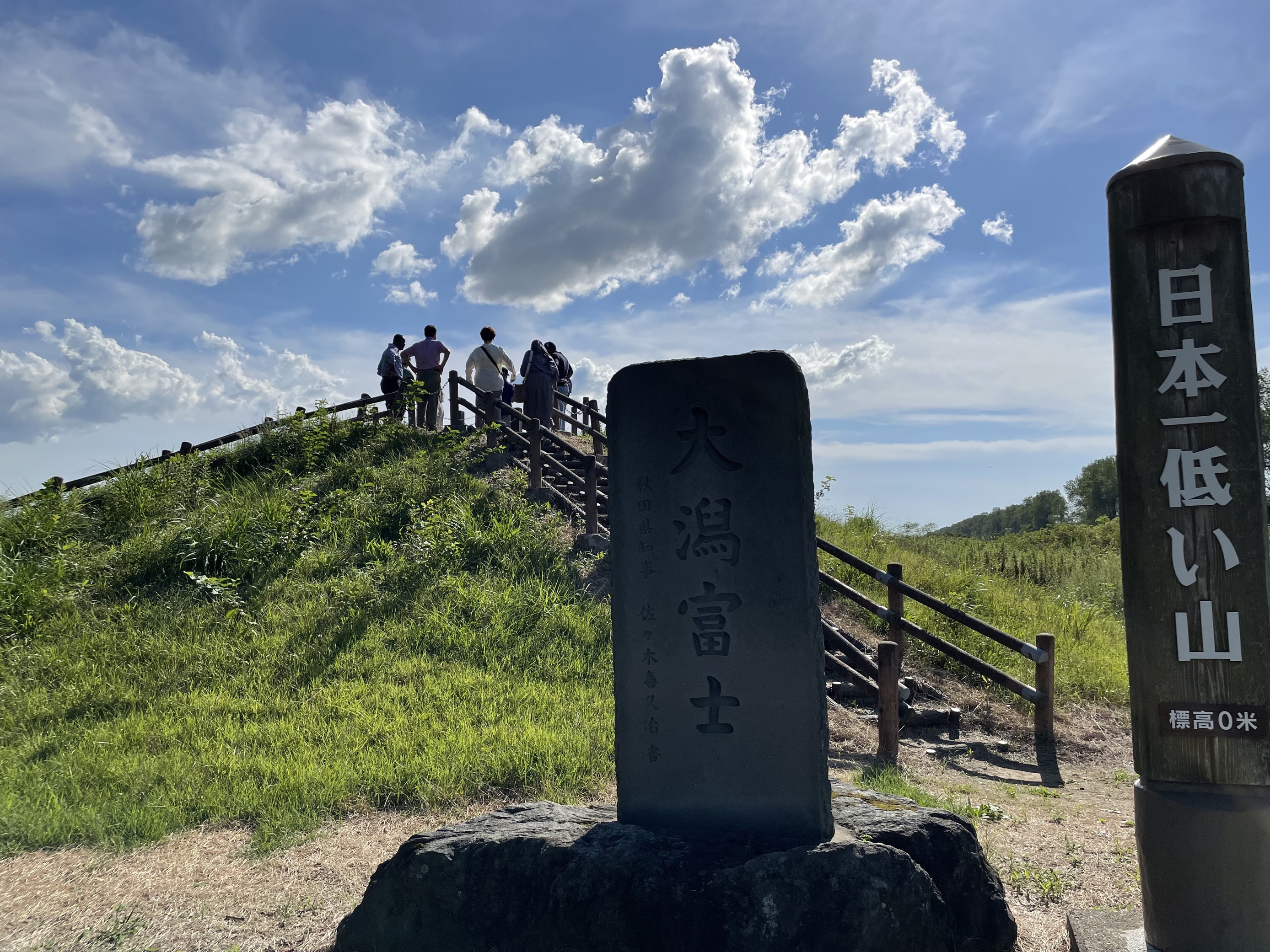 大潟富士：たった４ｍほどの人工の山ですが、大潟村のランドマークになっています。