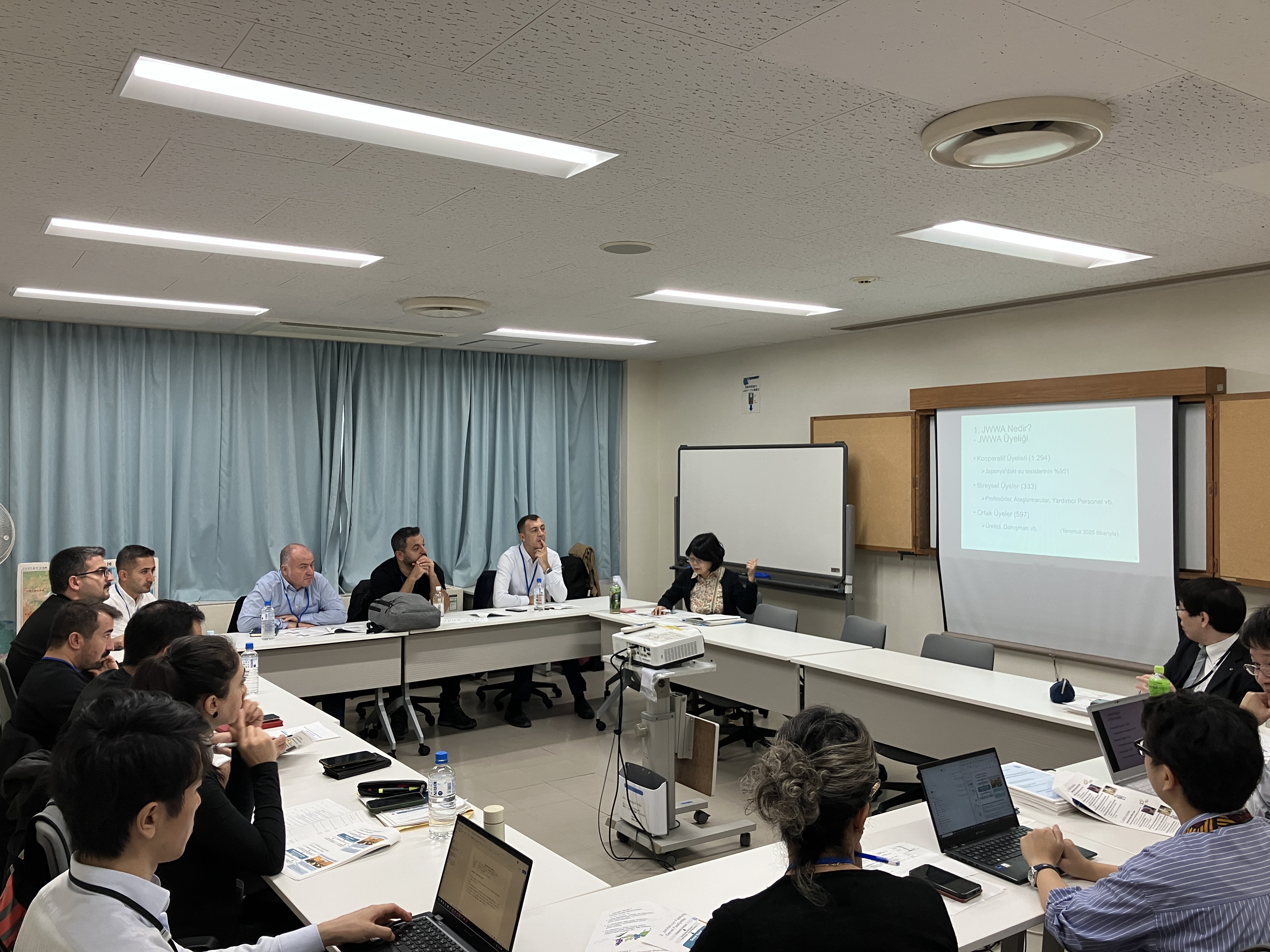 日本水道協会の講義に耳を傾ける研修員たち