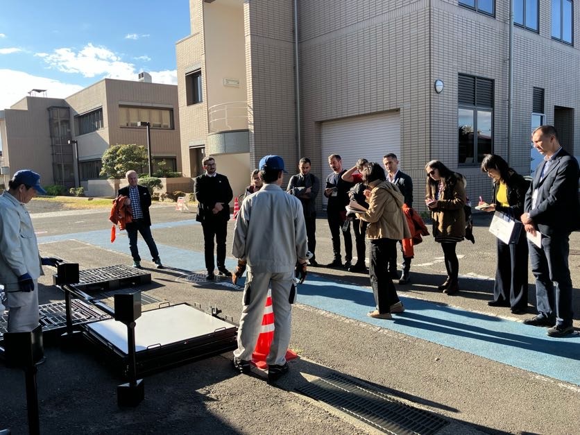 仮説水槽の組み立ての実演では、専門的な質問・議論が飛び交いました