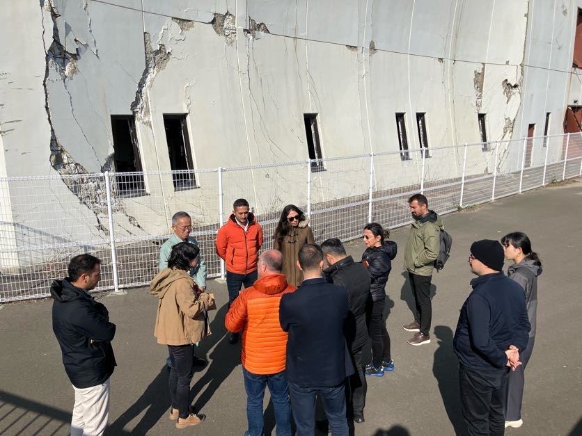 南蒲生浄化センターの一部施設の壁面は津波被害を受けた状態で遺されています