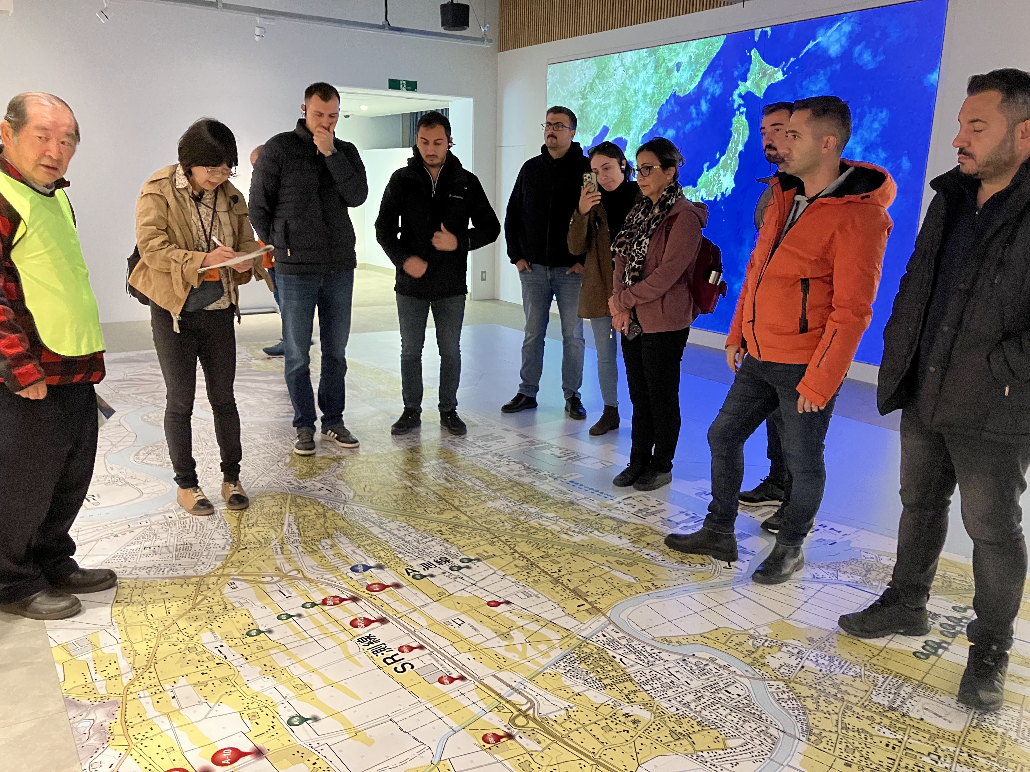 研修休日には震災遺構の門脇小学校を訪問