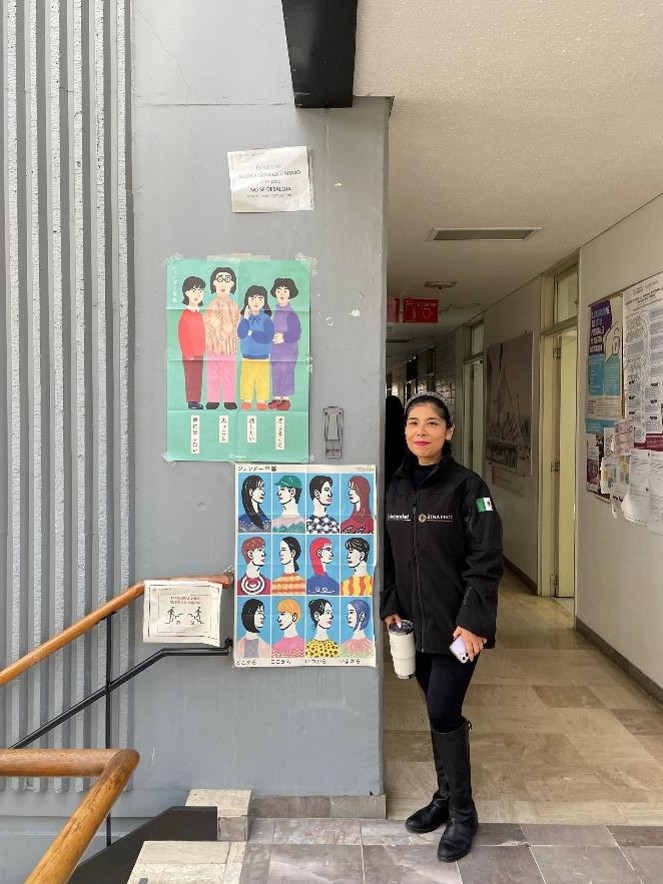 クリスさん（2024年参加）。仙台市男女共同参画センターからいただいたDＶの啓発ポスターを所属先の目立つところに掲示していました。職場で暴力を容認しない文化を醸成することの重要性を日本で学び掲載することにしたとのこと。